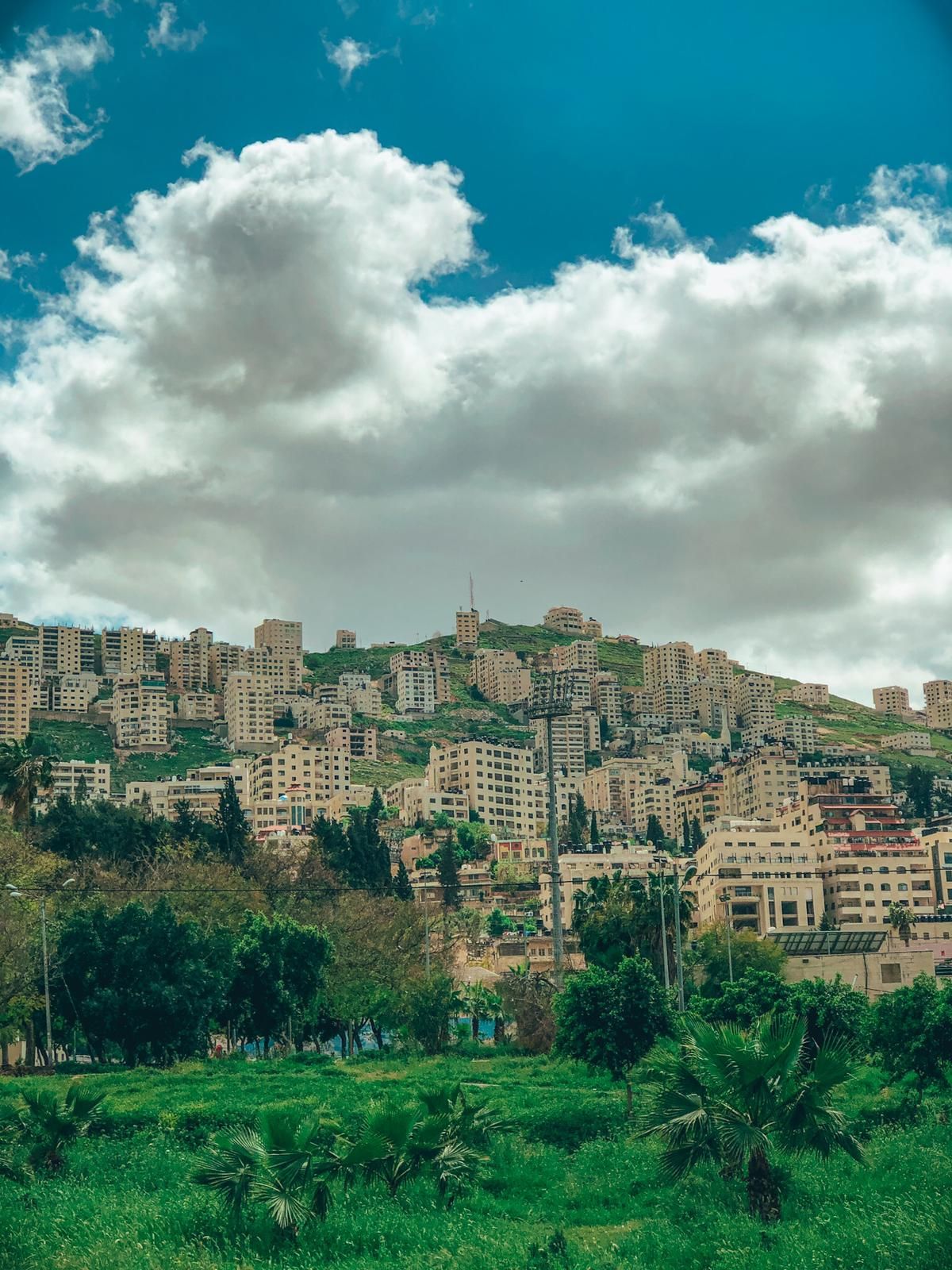 طقس برائحة الدم.. حالة الطقس في فلسطين وسط تشييع جثامين الشهداء