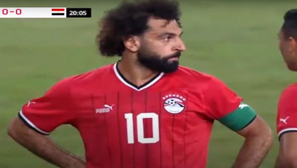 بالصور.. شارة ترمز لعلم فلسطين؟ محمد صلاح يدعم بطريقة غير مباشرة أمام الجزائر (شاهد القصة)