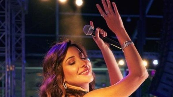 نانسي عجرم تشعل الأجواء بأغنية "مستنياك" في حفل بليغ حمدي بحضور عزيزة جلال