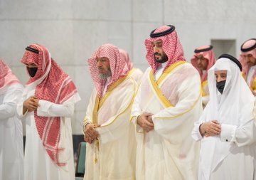 اتفرج الأمير محمد بن سلمان يؤدي صلاة الميت على عمه .. صور