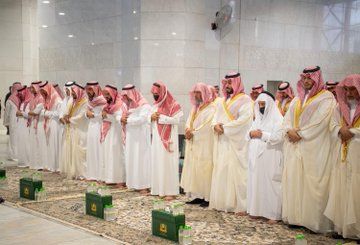 اتفرج الأمير محمد بن سلمان يؤدي صلاة الميت على عمه .. صور