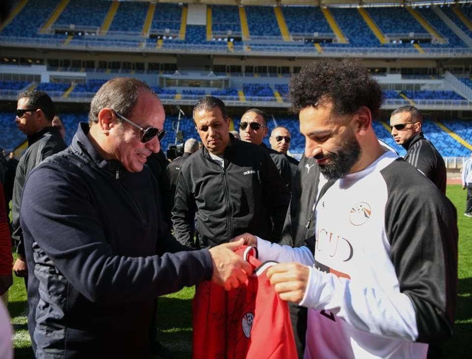 محمد صلاح يهدي قميص منتخب مصر للرئيس السيسي.. صورة