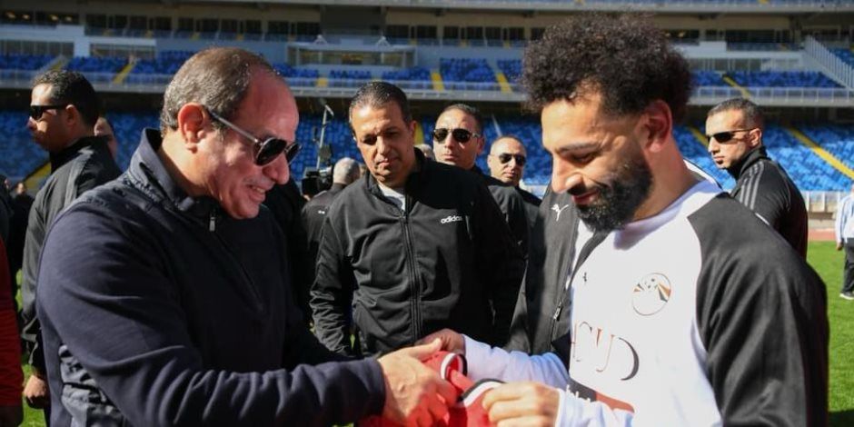 محمد صلاح يهدي قميص منتخب مصر للرئيس السيسي.. صورة