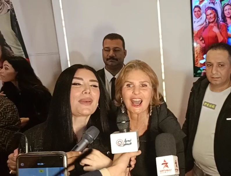 يسرا تشيد بعبير صبري في العرض الخاص لـ "ليلة العيد": "عاملة شغل هايل"