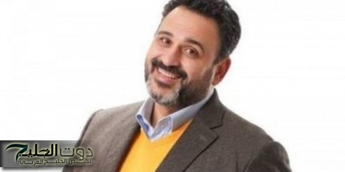 أكرم حسني يشوق متابعيه لمسلسل "الكابتن" بصور عفوية من الكواليس