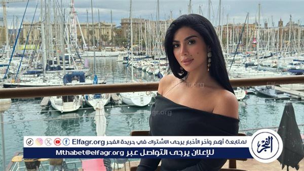 كارولين عزمي تخطف الأنظار بإطلالة أنيقة وسط أجواء بحرية