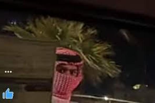 شاب سعودي حاول دخول سيارة فتاة بالقوة في الشارع والنهاية كارثة لحياته!