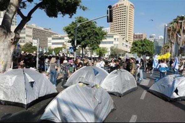 عائلات أسرى ومحتجزي إسرائيل لدى "حماس" ينصبون خيم احتجاج أمام وزارة الدفاع