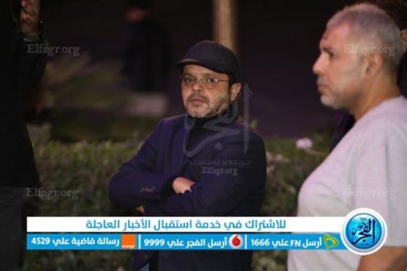 بحزن وانكسار .. محمد هنيدي يودع صديقه طارق عبد العزيز ويحرص على تقديم واجب العزاء