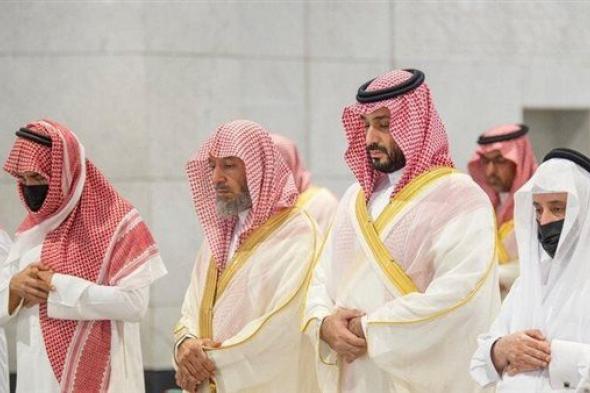 محمد بن سلمان يؤدي صلاة الميت على عمه