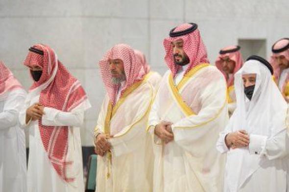 اتفرج الأمير محمد بن سلمان يؤدي صلاة الميت على عمه .. صور