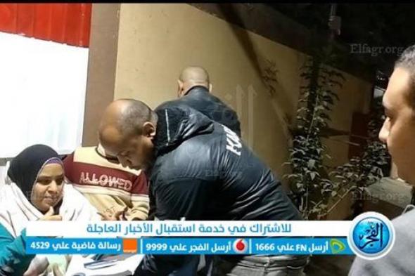 "الإنسانية لا تشترى".. قاضي ينزل من لجنته لمواطنة على كرسي متحرك