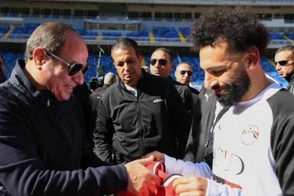 محمد صلاح يهدي قميص منتخب مصر للرئيس السيسي.. صورة