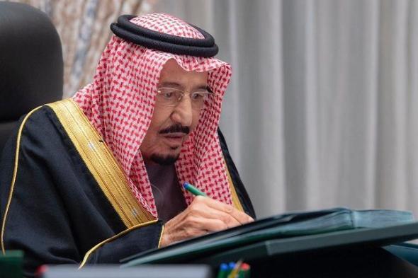 صور نادرة جداً للملك سلمان وهو يمسك بأول كاميرا قبل 65 عاما ..اتفرج ملامحه تغيرات تماما؟