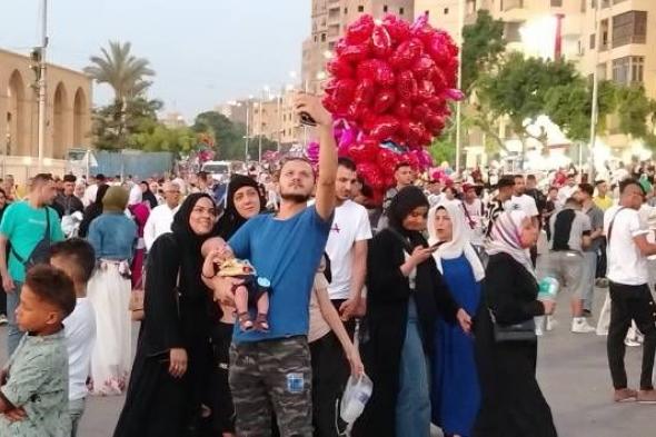 بـ البلالين.. المواطنون يتوافدون على مسجد عمرو بن العاص لأداء صلاة العيد