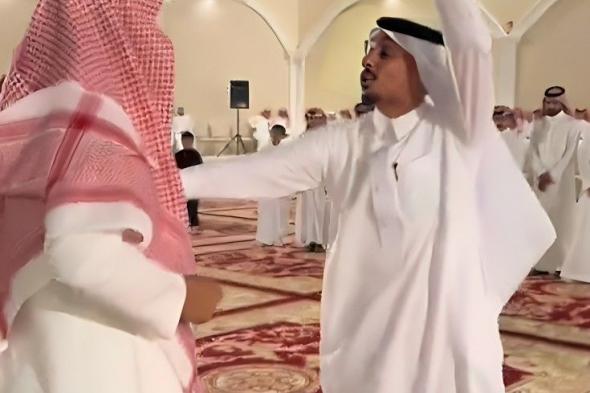 اتفرج: مواطن سعودي يهدي ساعته "رولكس" لعريس ويحلف بالطلاق ما ترجع.. وماحدث بعدها صدم الجميع !!