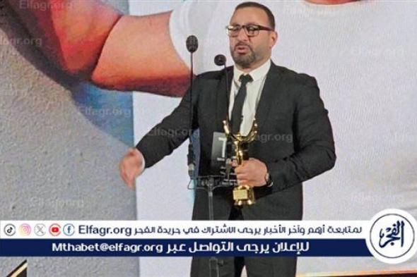 أحمد السقا يهدي جائزة الإبداع لـ ناهد رشدي