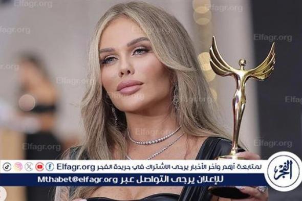 بالأسود.. نيكول سابا تتألق في مهرجان الفضائيات العربية