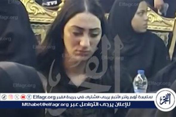 دموع وقهر.. زوجة عصام صاصا كتف بكتف بجانب زوجة إسماعيل الليثي في وفاة نجلها