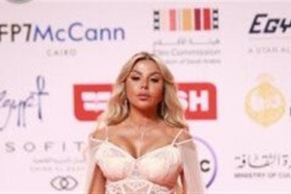 رزان مغربي تخطف الأنظار بإطلالة جريئة في افتتاح مهرجان القاهرة السينمائي بدورته الـ 45